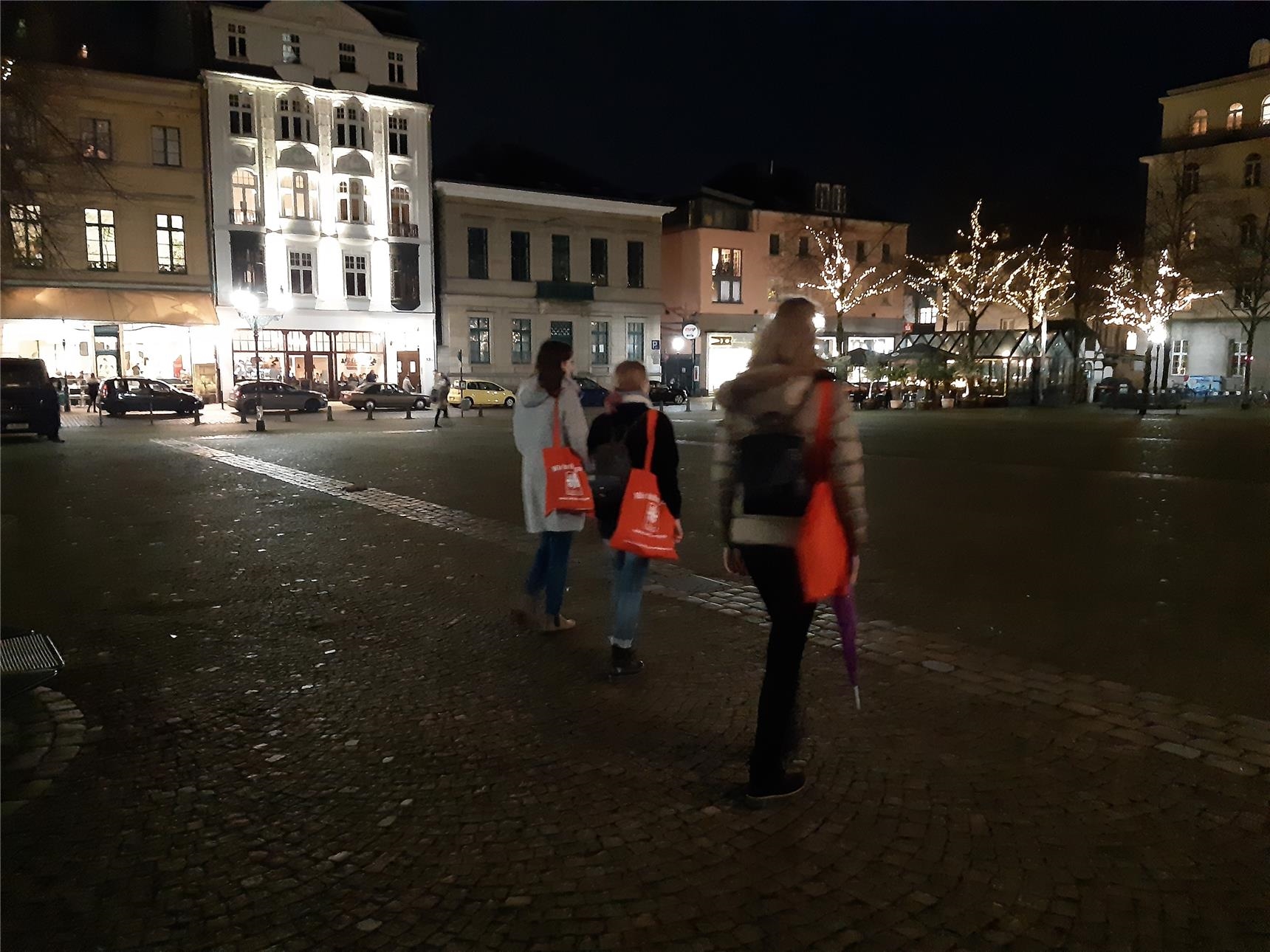 Jugendliche gehen durch Innenstadt bei Nacht (youngcaritas Wuppertal/Solingen)