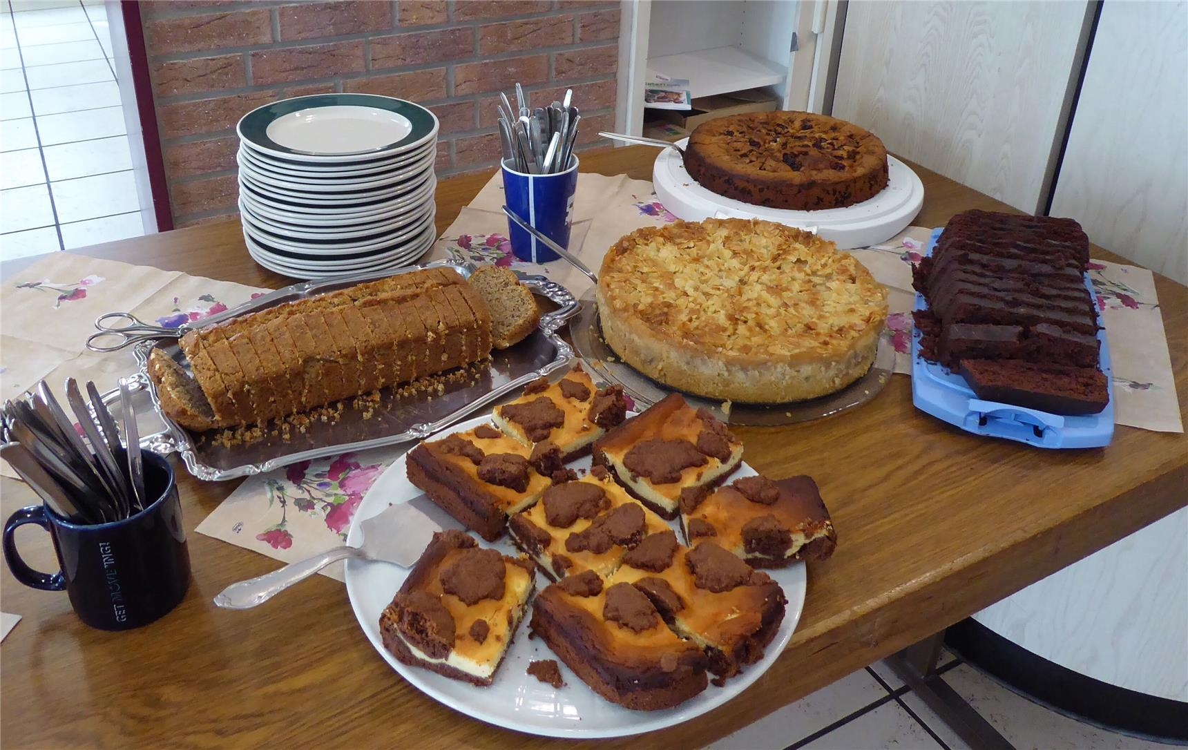 Kuchenbuffet mit verschiedenen festen Kuchen (Caritas Beratungszentrum)