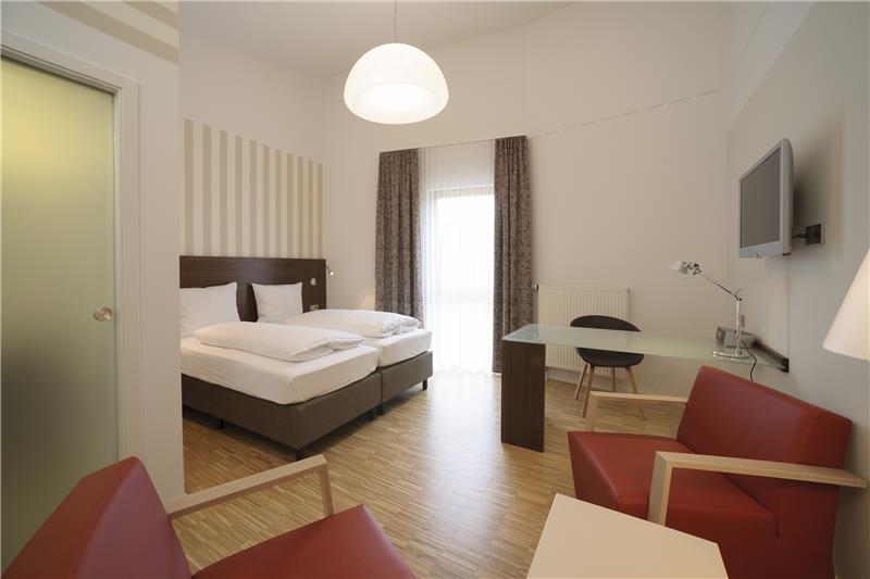 Hotelzimmer- Blick auf Bett (Caritas Konstanz)