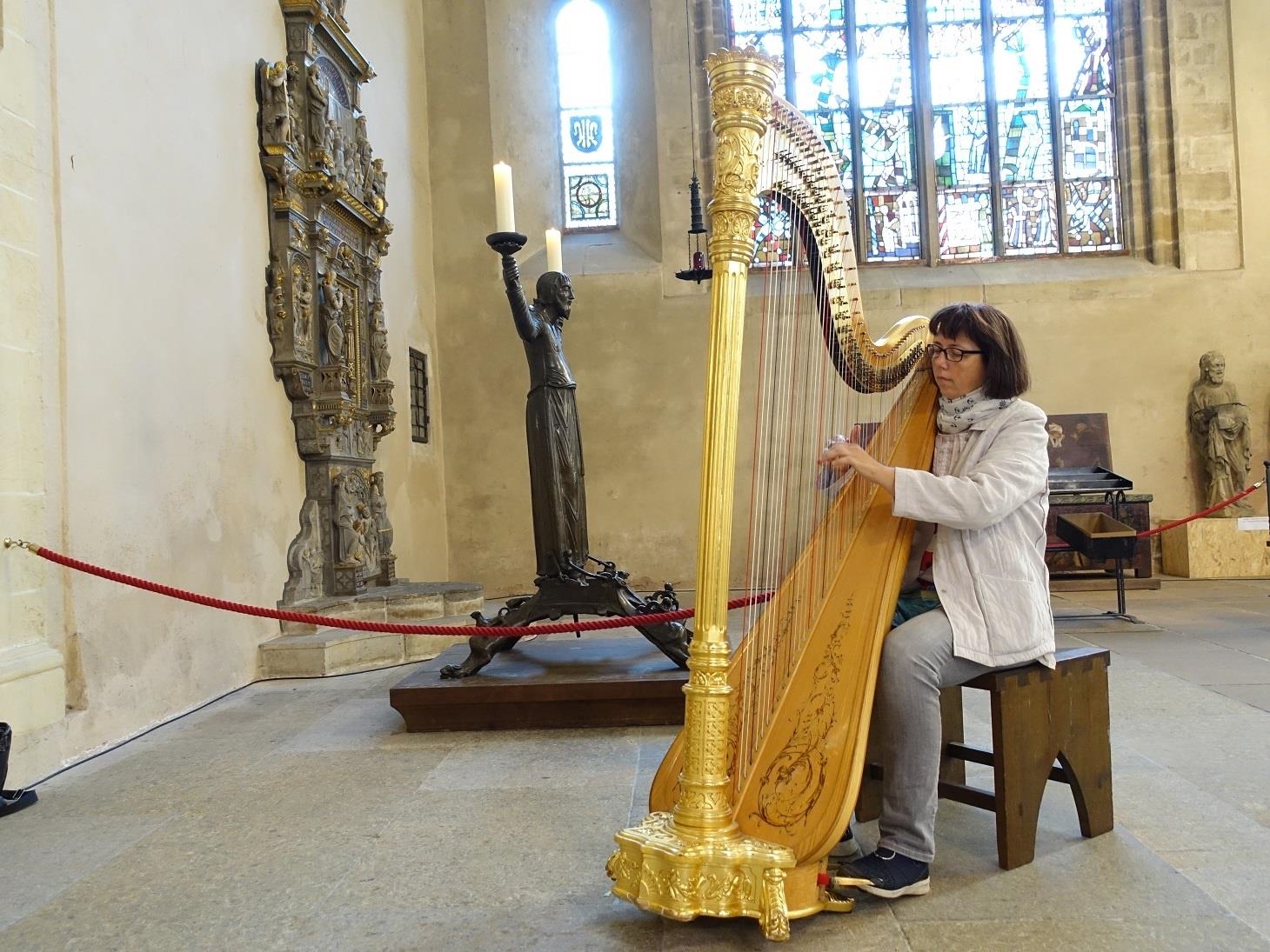 eine Harfenistin begleitet den Gottesdienst (© BBS Erfurt)