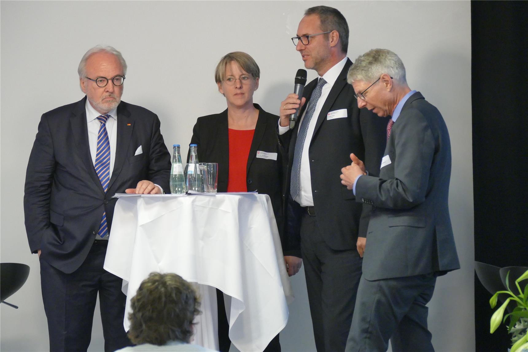Diskussionsrunde am Stehtisch auf Podium (DiCV Aachen)