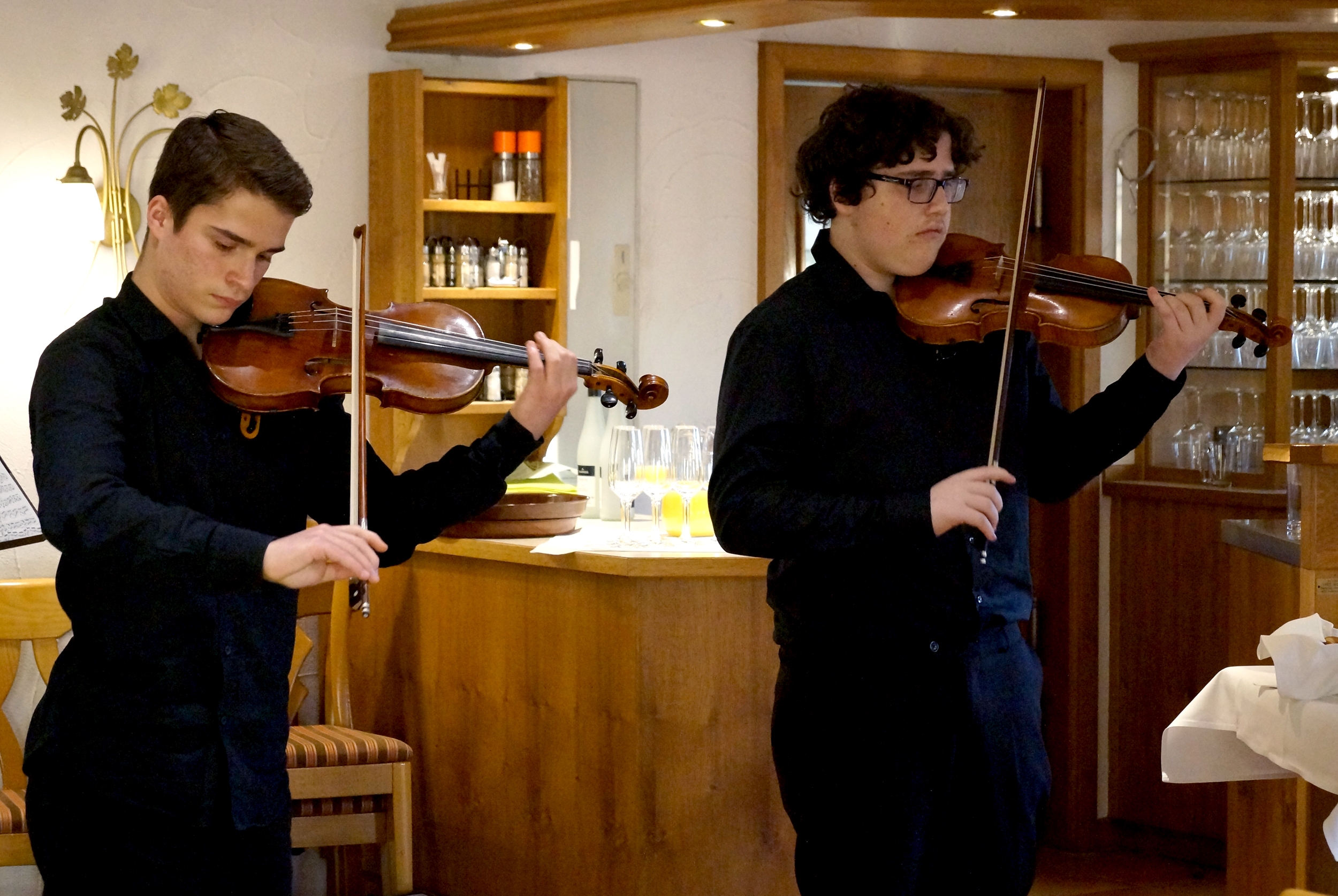 Musikalisch umrahmt wurde der Neujahrsempfang von Samuel Langlitz (links) und Benjamin Shofman mit ebenso anspruchsvollen wie beeindruckend dargebotenen Violinen-Stücken. (© Caritasverband Worms e. V., Sandra König)