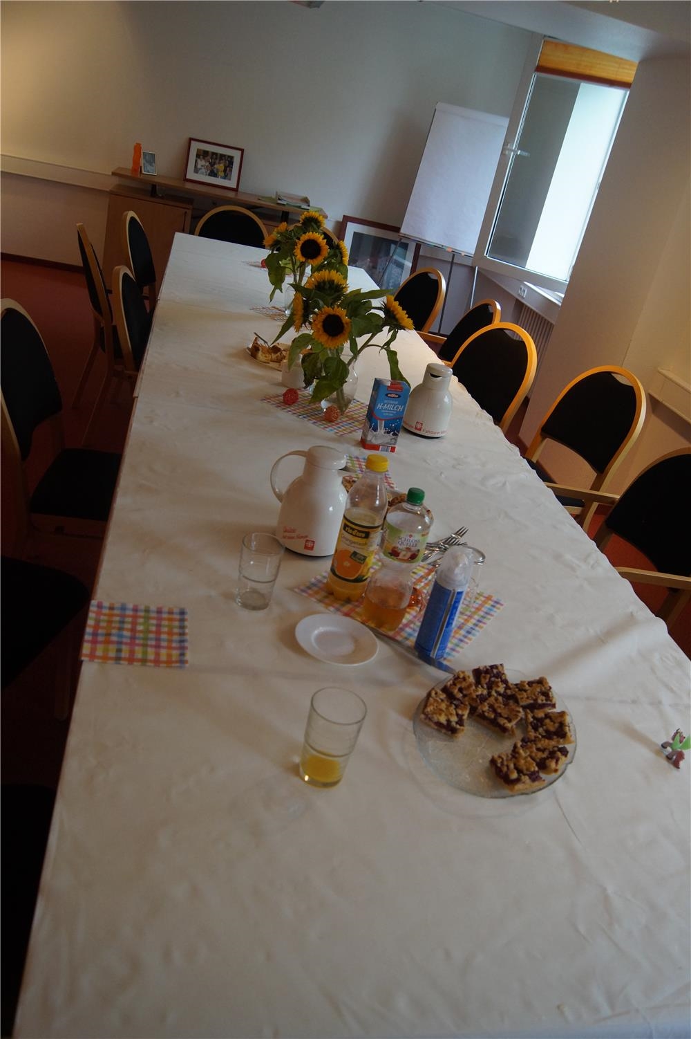 Schön gedeckter Tisch in der CPS Uerdingen, mit Sonnenblumen und Kaffee und Kuchen 