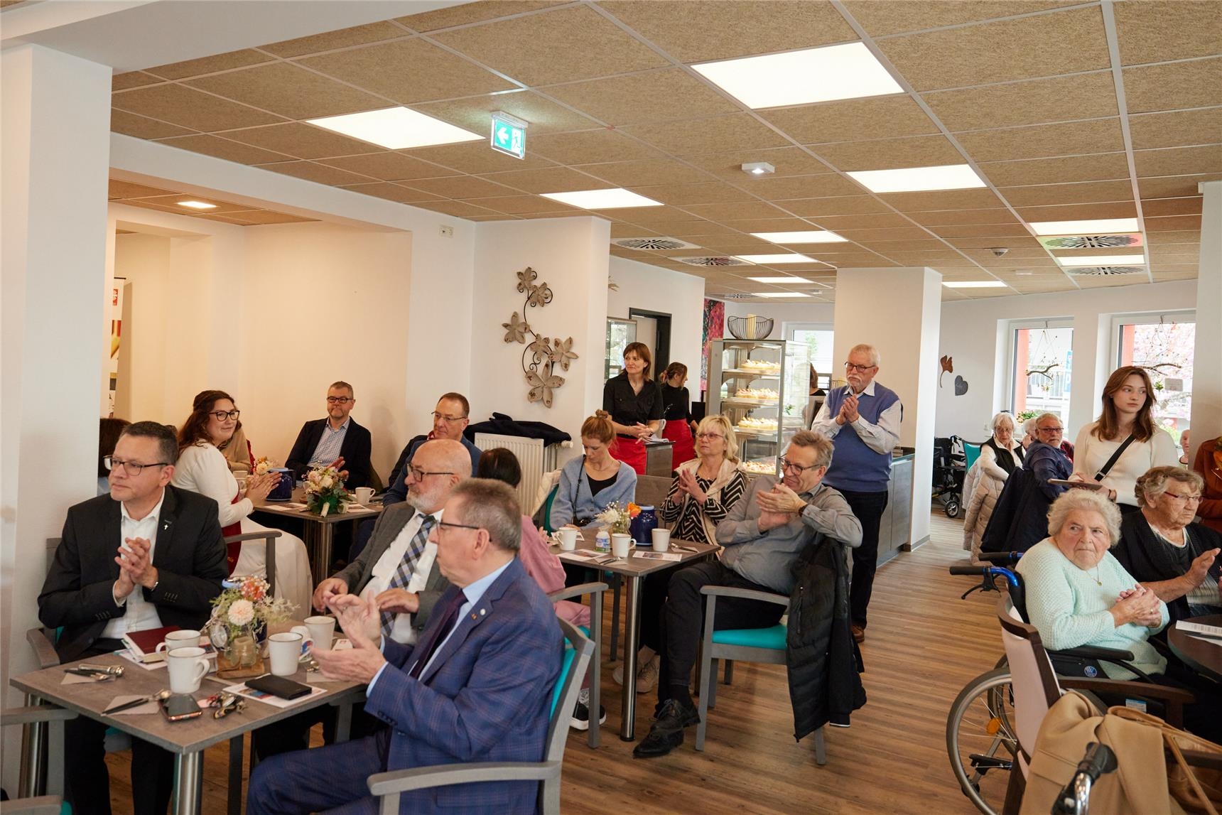 Die Gäste bei der Café-Eröffnung. (Caritasverband Westerwald-Rhein-Lahn e.V. / Olaf Nitz)