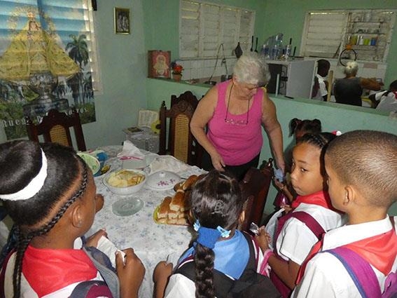 Ehrenamtliche bei der Frühstückszubereitung für Schulkinder 