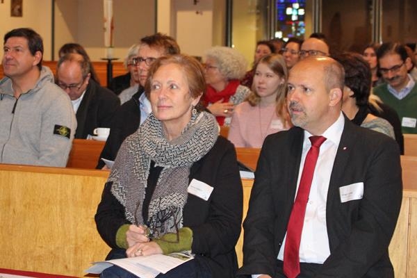 Fokus auf eine Dame und einen Herren inmitten der Zuhörerschaft (Caritasverband Darmstadt e. V.)