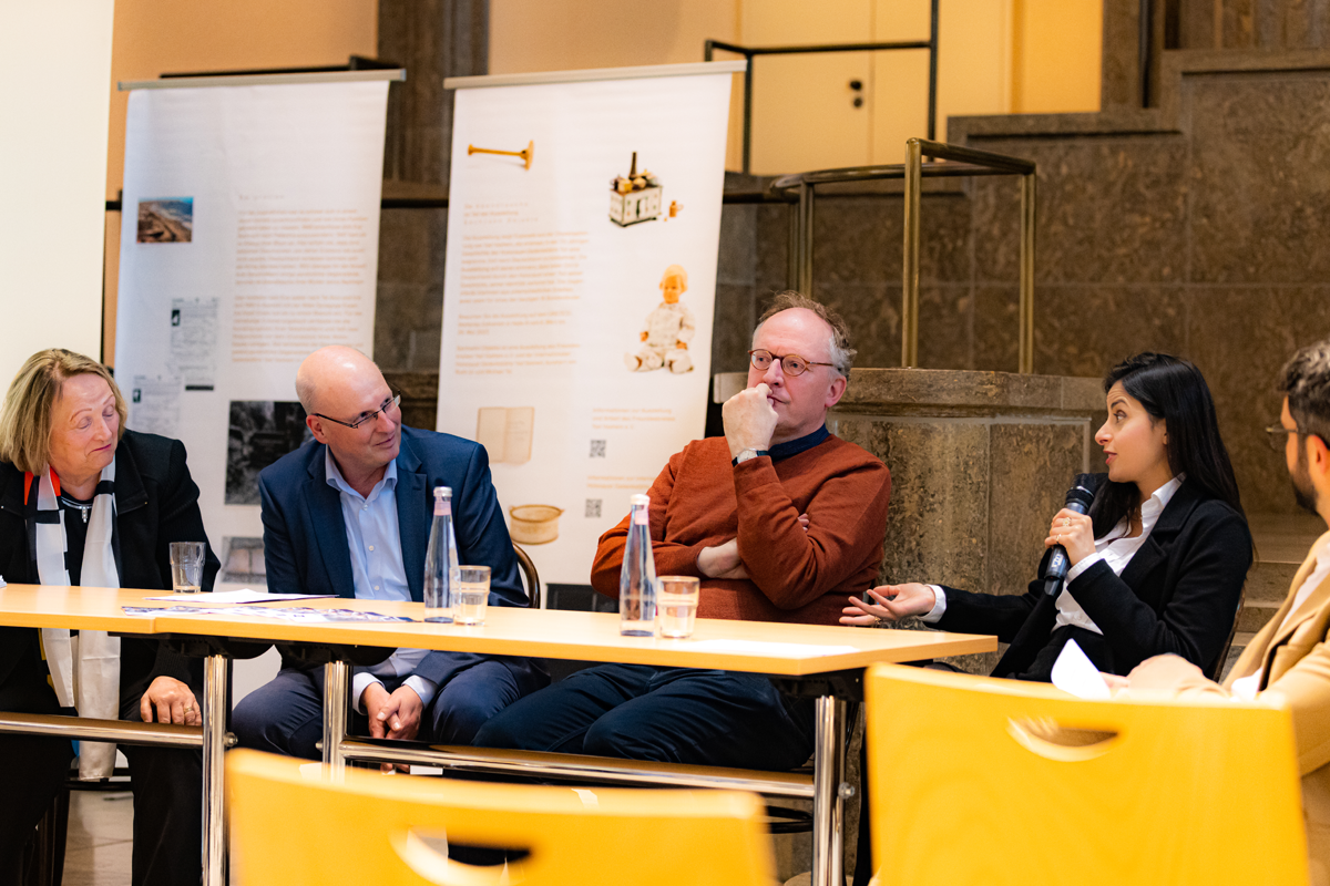 Teilnehmende der Podiumsdiskussion auf der CiNW-Fachtagung 'Miteinander Gegeneinander?' in der Alten Synagoge in Essen (Foto: © Angelika Kamlage | Caritas in NRW)
