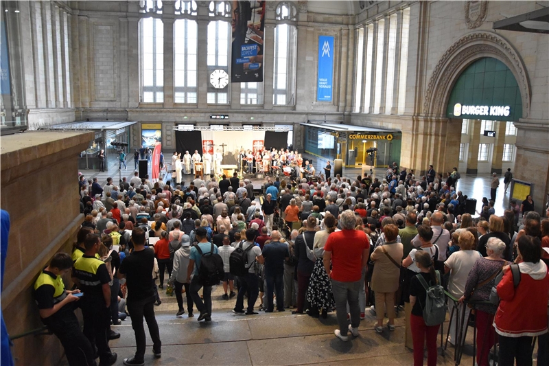 In der Osthalle des Hauptbahnhofs feierten die Leipziger den Fronleichnamsgottesdienst