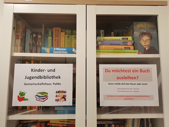 Bücherschrank der Kinder- und Jugendbibliothek des Gemeinschaftshauses PaMo (Caritasverband Darmstadt e. V.)