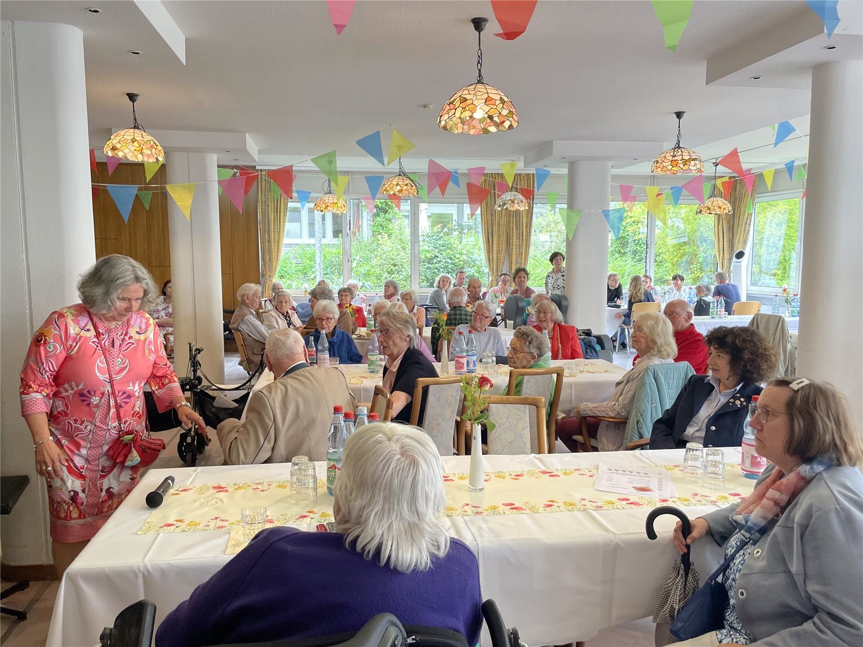 Speisesaal voller Menschen  