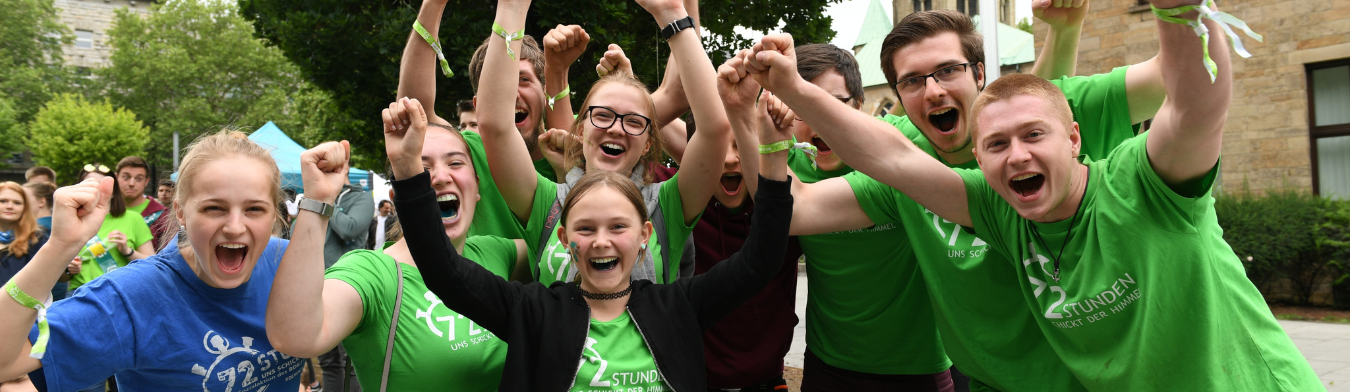 Header-Bild zur BDKJ 72-Stunden-Aktion. Kinder und Jugendliche in grünen T-Shirts jubeln und freuen sich.