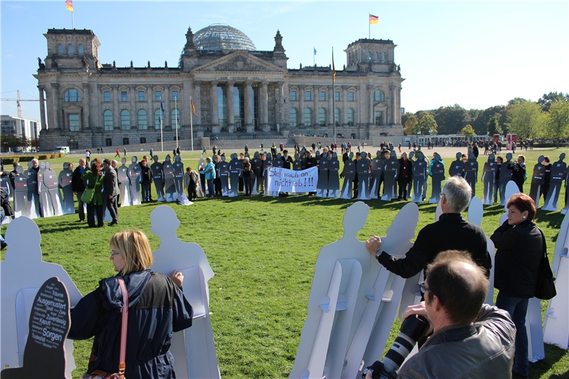 Pressefoto: Abschluss der Aktion "Stell mich an, nicht ab!" vor dem Reichstag (Benjamin Mohrich)