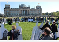 Mehr als 150 Langzeitarbeitslose forderten eine bessere Unterstützung durch die Politik beim Abschluss der Aktion "Stell mich an, nicht ab!" am 1. Oktober 2013 in Berlin. (c) Benjamin Mohrich für den Deutschen Caritasverband