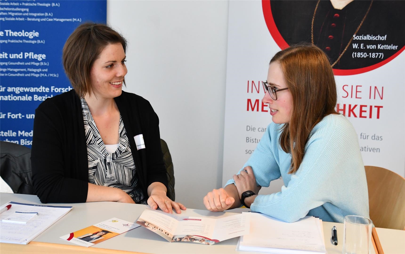 Gespräch zwischen zwei Teilnehmerinnen der Ketteler Graduierten Summer School (© KH Mainz)