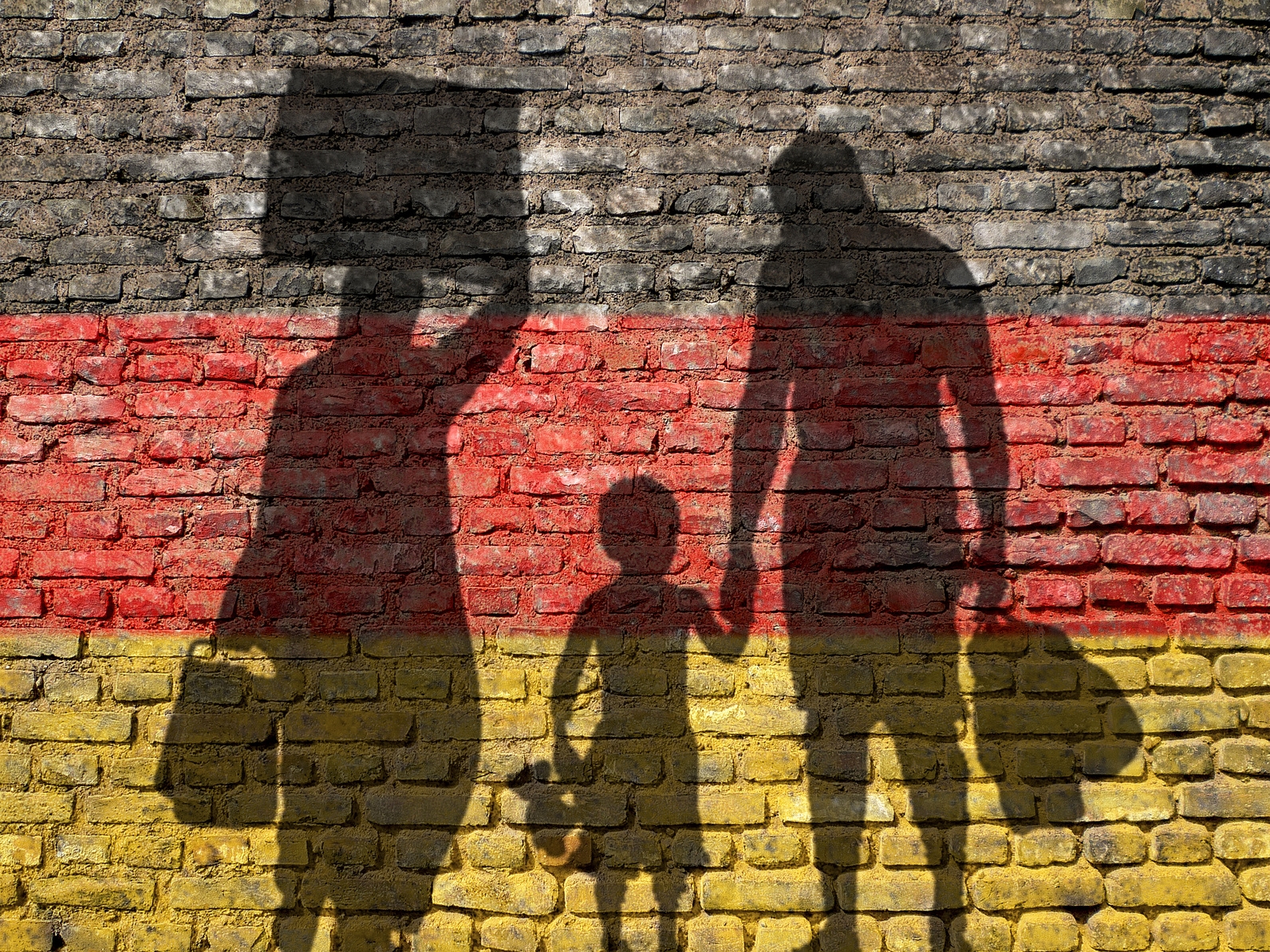 Schattensiluette einer Flüchtlingsfamilie, die nach Deutschland kommt