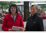 Bernadette Rupa von der Caritas (links) übergab der Geschäftsführerin des Hagener Jobcenters, Eva‐Maria Kaus‐Köster, die Positionen zur besseren Förderung von Langzeitarbeitslosen.