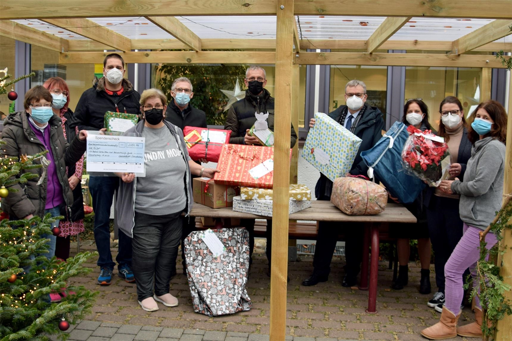 Vertreterinnen des Sozialwerks St. Georg aus Gelsenkirchen und Schmallenberg übergeben Weihnachtsgeschenke und eine Bargeldspende an die Caritas Werkstätten in Burgbrohl.