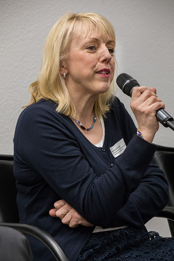 Porträt: Susanne Schneider (FDP) mit einem Mikrofon (Achim Pohl)