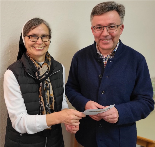 Schwester Antonia Stegmiller und Herr Stephan Wolk anlässlich der Spendenübergabe.