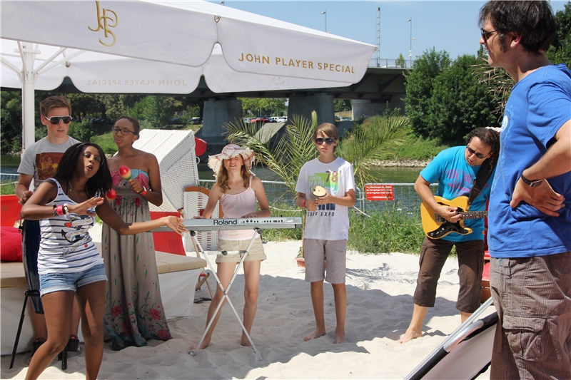 Die Schulfreunde Müller mit Sängerin Tesi (links) in beim Video-Dreh Aktion.  (Caritas Regensburg)