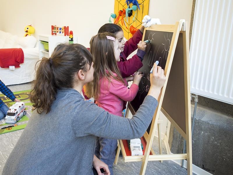 Kinder malen auf eine Kreidetafel (Angela Kröll)