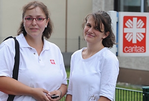 Zwei Mitarbeiterinnen vor dem Eingang der Sozialstation