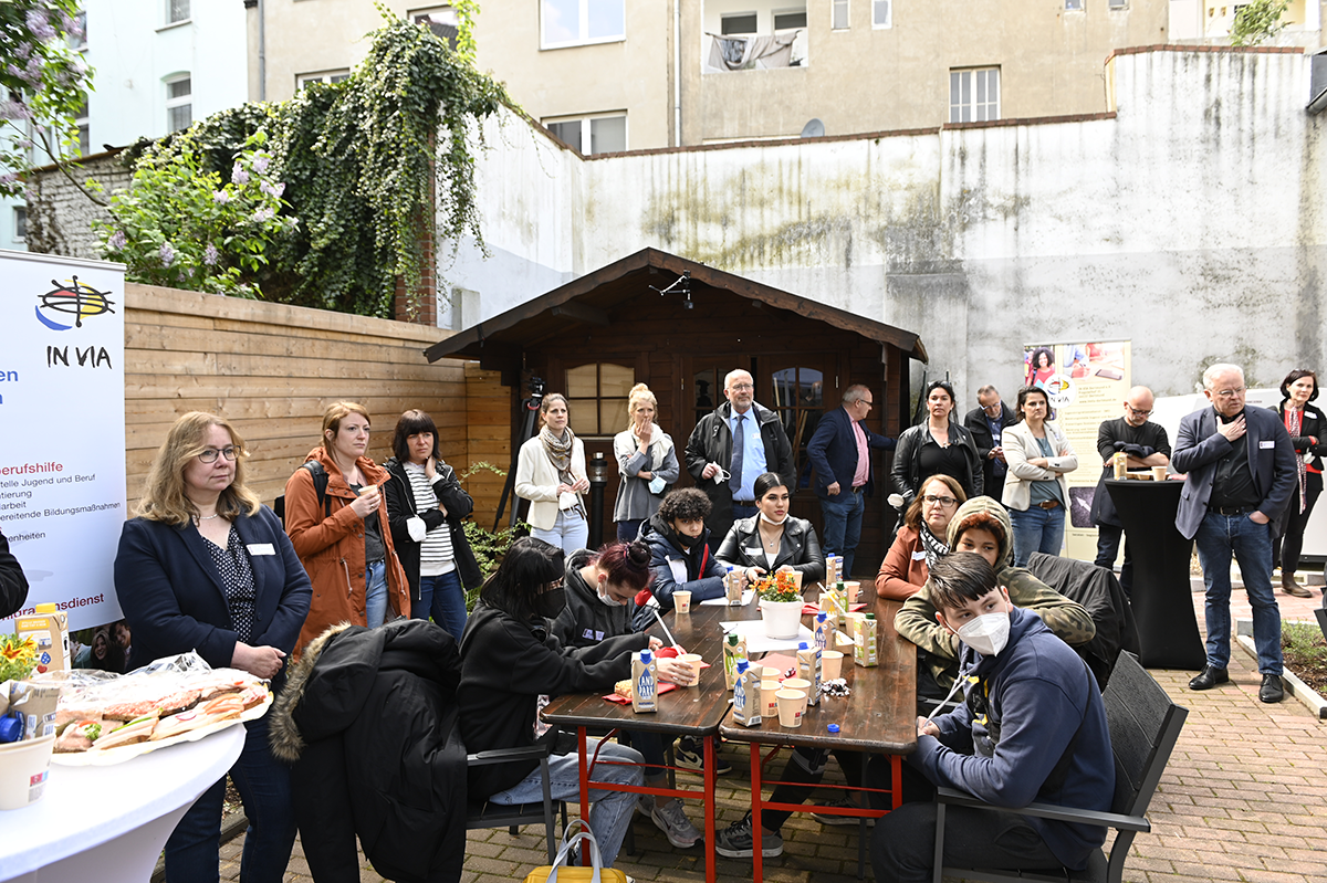 Die Teilnehmenden der LAG-Veranstaltung 'Jugend braucht Chancen' stehen bzw. sitzen Holztischen im Hinterhof des Bernhard-März-Hauses  (Foto: Andreas Oertzen)