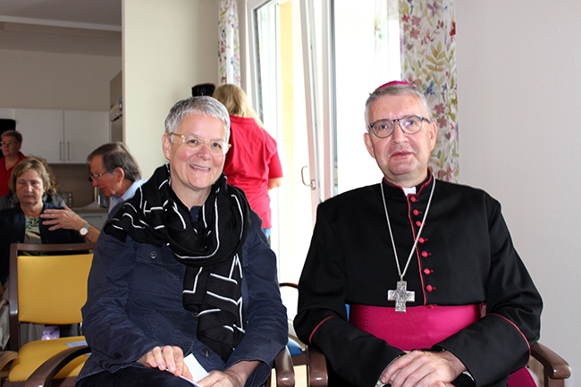 Bischof Kohlgraf und Diözesancaritasdirektorin Nicola Adick (Caritasverband Darmstadt e. V.)