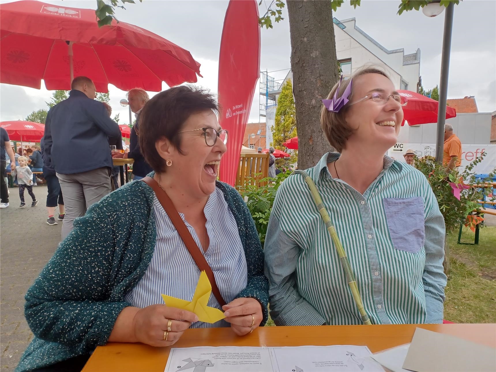 zwei Frauen lachen (CKD Paderborn)