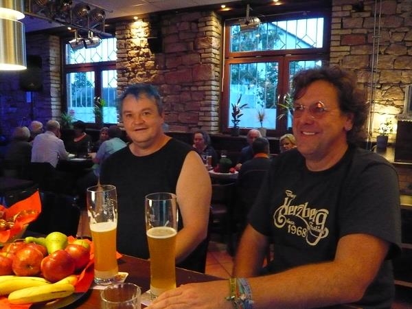 Zwei männliche Gäste beim Bier im Kulturbahnhof Weiterstadt (Caritasverband Darmstadt e. V.)