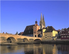 Steinerne Brücke mit Brücktor und Blick auf den Regensburger Dom /  © Regensburg Tourismus GmbH-Stadt Regensburg
