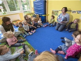 Die kleinen Kinder sitzen mit den Erzieherinnen im Kreis. / Dietmar Wäsche