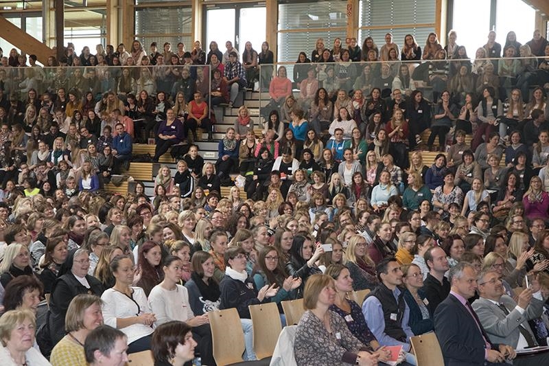 Mehr als 1000 Erzieherinnen und Kinderpflegerinnen kamen zur Fachtagung der Caritas in die ESKARA Arena nach Essenbach