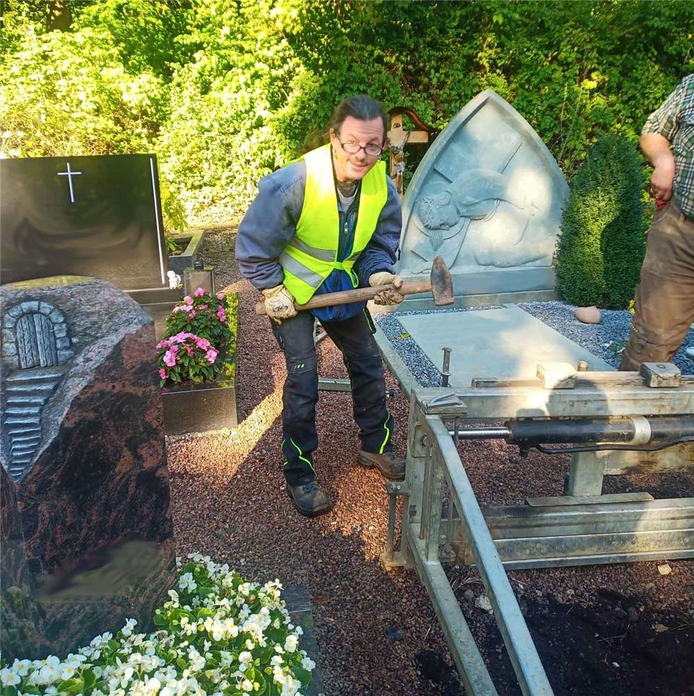 Zoltan Hergott bei der Arbeit an einer Grabstätte auf dem Friedhof. (Caritasverband Westerwald-Rhein-Lahn e.V.)