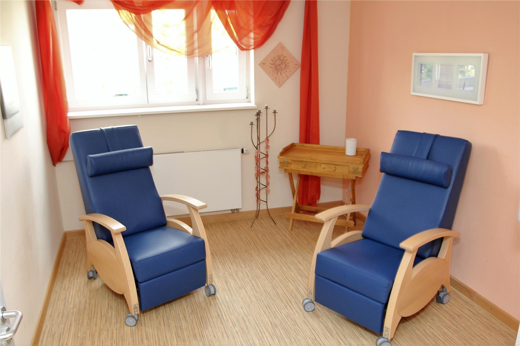 Der Ruheraum für die Tagespflege mit den Pflege-Relax-Stühlen.  (Bernhard Gattner)