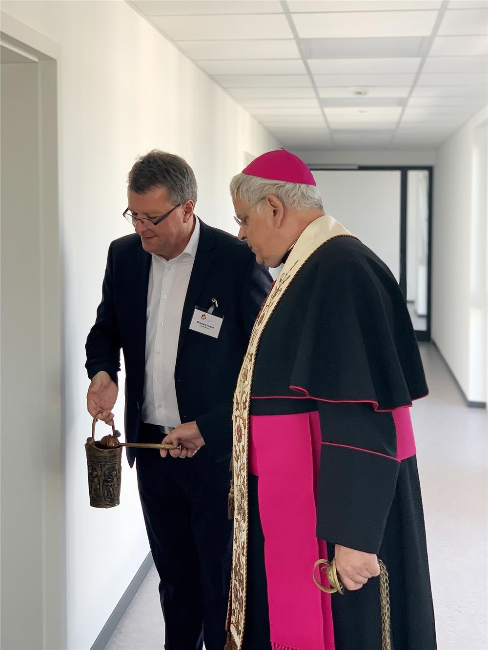 Weihbischof Dr. Hauke und Gundekar Fürsich besuchen bereits eingezogene Mieter, um ihre Räumlichkeiten zu segnen (© Caritas Trägergesellschaft „St. Elisabeth“ gGmbH)