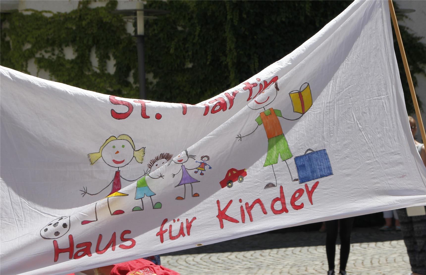Der Katholische Kindergarten St. Martin aus Jettingen – Scheppach brachte seine Fahne mit. (Bernhard Gattner)