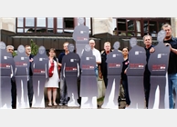 Gruppenfoto mit Pappfiguren vor der Diskussionsrunde in Dortmund.