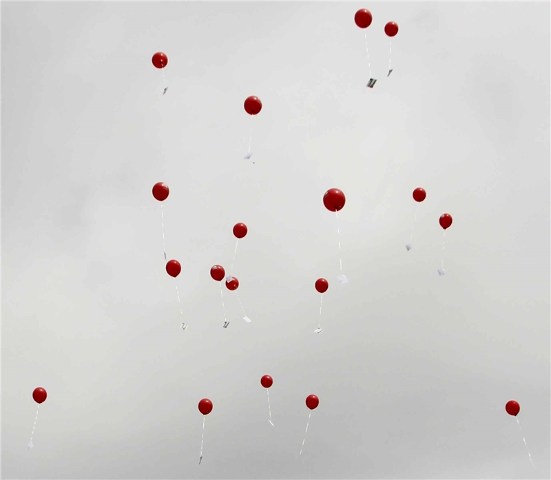 Viele rote Luftballons mit Zetteln steigen auf. (Foto: Familienberatungsstelle des Caritasverbandes Westerwald-Rhein-Lahn)