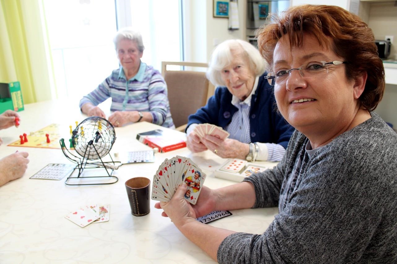Ob Bingo oder Herzbube: Heike Gosses bietet ab Februar Spielenachmittage für Senioren an. (Foto: Caritas Brilon / Sandra Wamers)