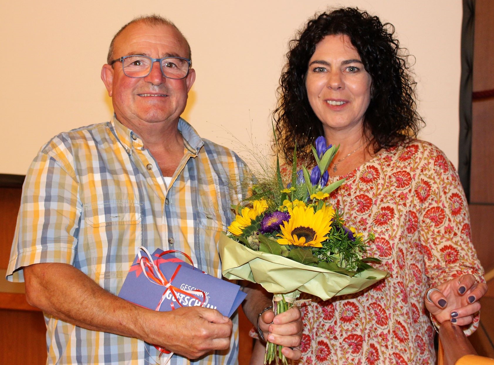 Ein Mann und eine Frau mit Blumen. (Caritasverband Darmstadt e. V.)