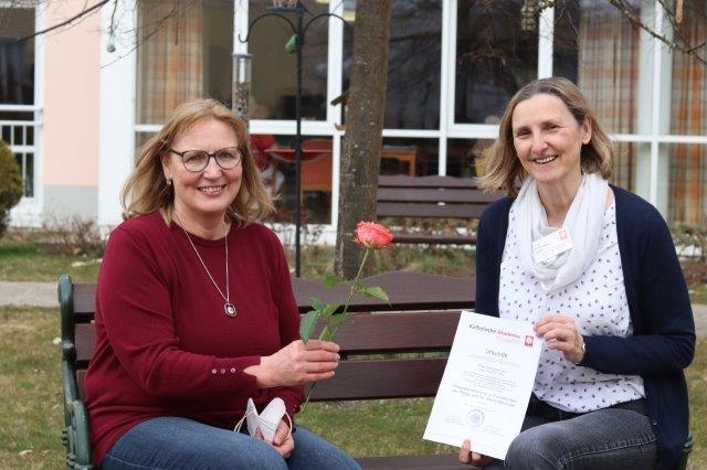 Heimleiterin Gerda Büchner gratuliert Christine Cwik zur bestandenen Prüfung 