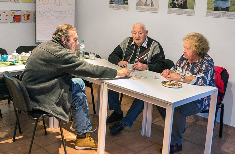 Zwei Senioren und eine Seniorin sitzen im Stadtteilbüro Scholven an einem weißen Tisch (Foto: Achim Pohl)