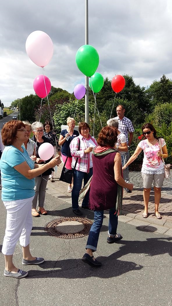 Menschen lassen bunte Ballons steigen (Foto: Caritasverabnd für den Bezrik Limburg)
