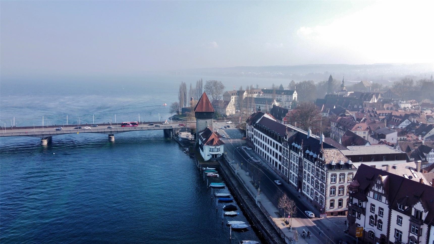 Luftbild des Gebäudes mit Blick auf den Bodensee (Caritas-Altenhilfe für die Region Konstanz)