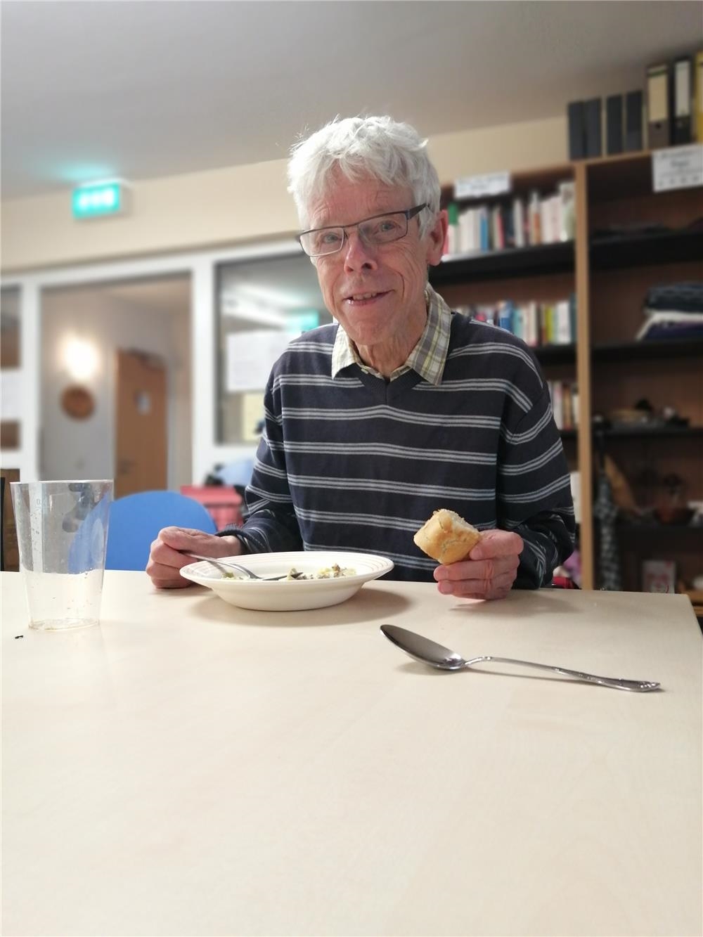 Ein Mann sitzt am Tisch und isst.  (Quelle: Caritasverband Gießen)
