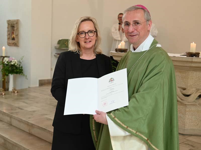 Beate Jussen erhält Berufungsurkunde als Vorständin