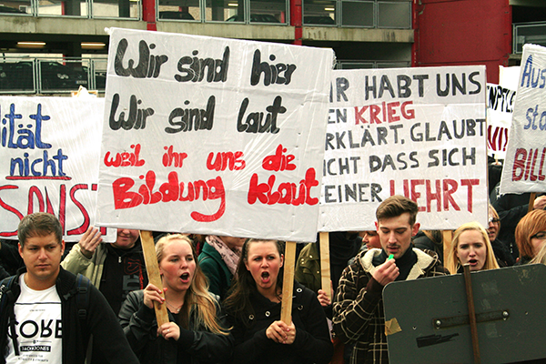 Demonstranten bei einer Kundgebung bezüglich einer kostendeckenden Finanzierung der Altenpflegeausbildung vor dem Düsseldorfer Landtag am 12.05.2014  (Markus Lahrmann)