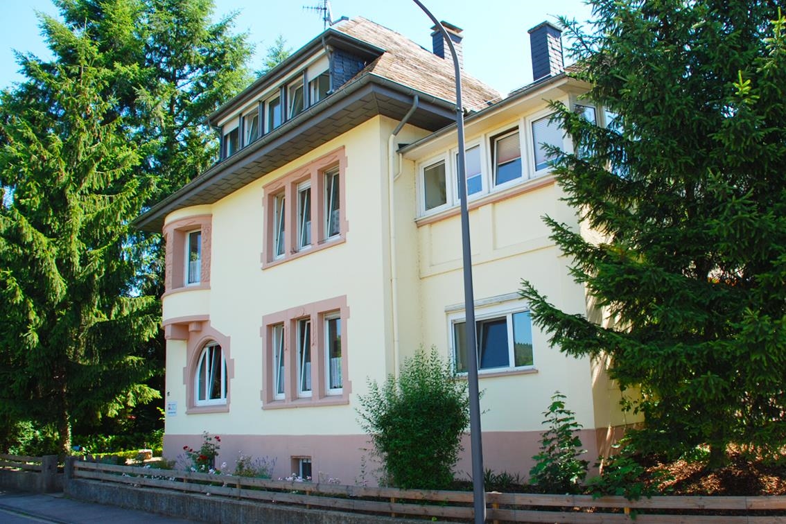 Blick auf ein Haus (Caritasverband Trier e. V.)