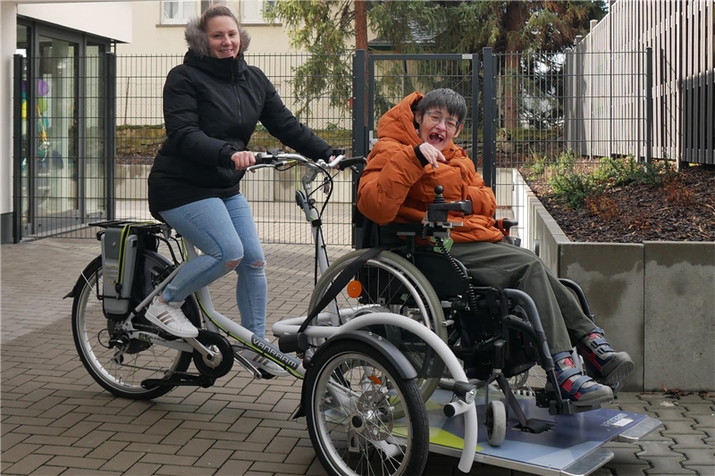 Foto von der Beförderung einer Bewohnerin mit dem neuen Spezialrad